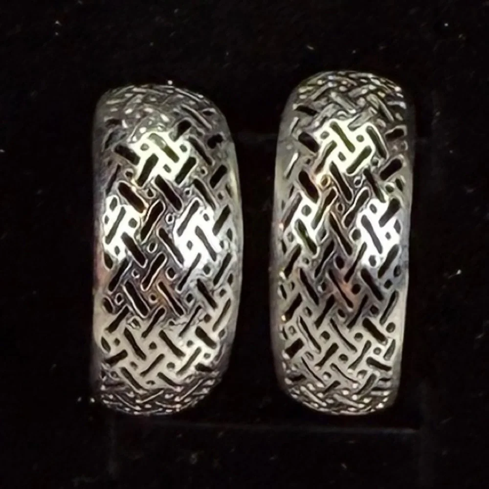 Vintage aged Silvertone cut out lightweight half hoop pierced earrings